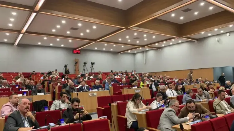 İzmir Büyükşehir Meclisi’nde Cemil Tugay gerginliği: “Başarısız Başkan” tartışması