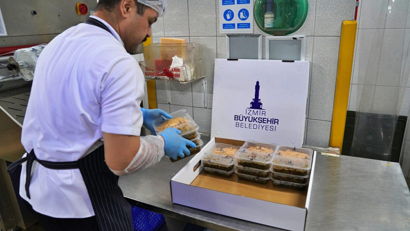 İzmir Büyükşehir Belediyesi’nden yüz binlerce haneye sosyal destek