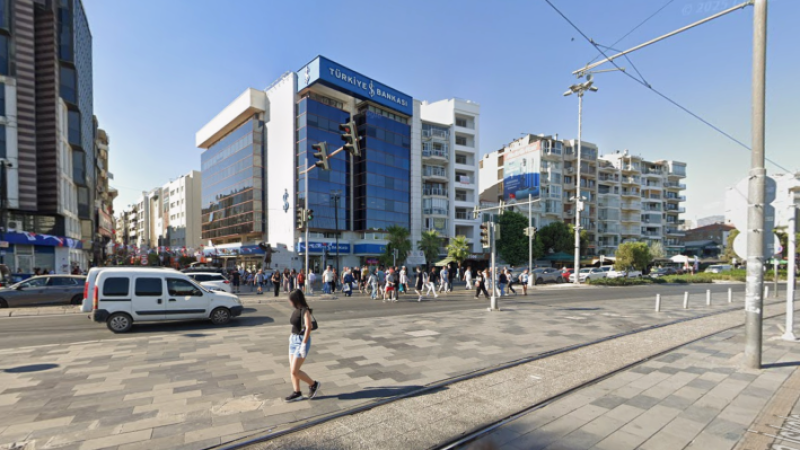 Karşıyaka çarşı ile iskele arasına yaya köprüsü geliyor