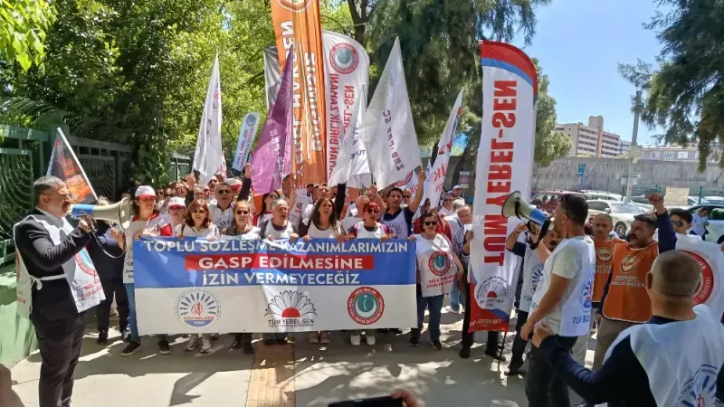 İzmir’de belediye sendikalarından CHP İl Başkanlığı önünde ortak açıklama