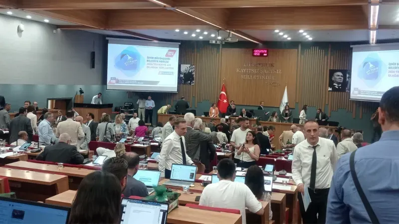 İzmir Büyükşehir Meclisi’nde protesto krizi: Meclis toplanamadı!