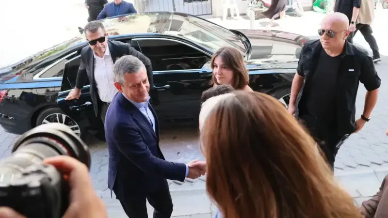 CHP Grup Başkanı Özgür Özel cenaze töreni için İzmir'e geldi