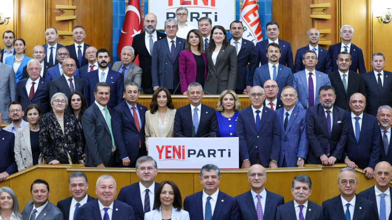 İzmir’de fırtına koptu: 17 belediye başkanı YENİ Parti’ye geçiyor