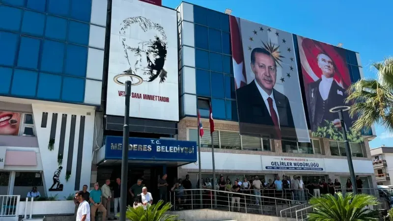 Menderes Belediyesi binasına Cumhurbaşkanı Erdoğan’ın portresi asıldı