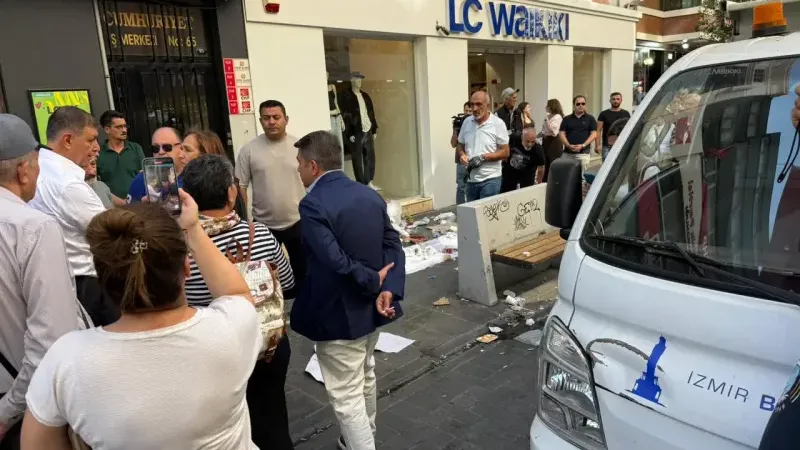 Karşıyaka’da grev sürüyor: Cemil Tugay çöpleri kendi elleriyle topladı