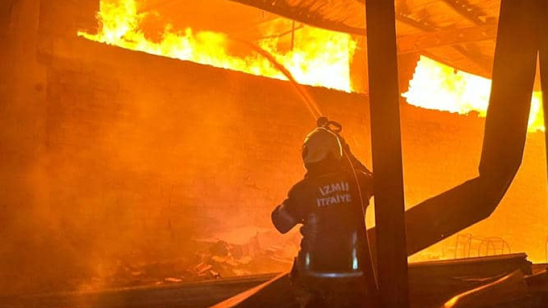 Gaziemir mobilya fabrikası'ndaki yangın kontrol altına alındı