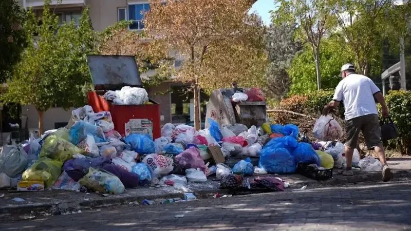 Karşıyaka halkı çöp krizi nedeniyle isyan etti: “Bu manzara yakışmıyor!”