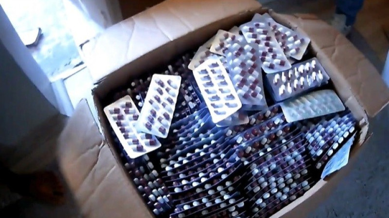 Okul önünde yasaklı madde satarken yakalandı: Evinden 17 bin hap çıktı