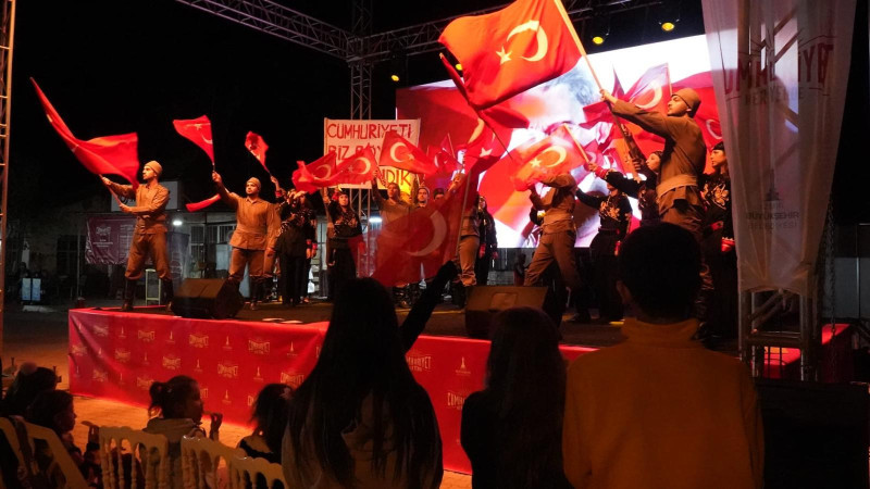 İzmir’de Cumhuriyet Bayramı kutlamaları Bergama'da renkli görüntülere sahne oldu