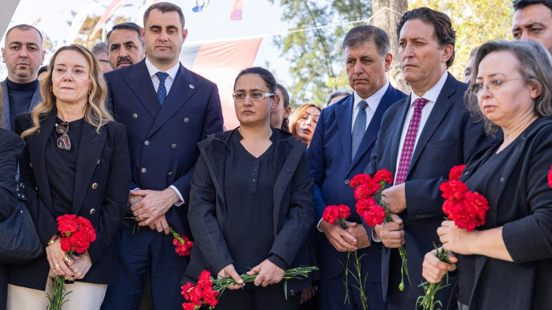 Başkan Tugay: “Depremin siyaseti olmaz, vicdanımızla konuşmalıyız”