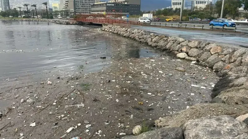 Bayraklı Manda Çayı’nda yağış sonrası evsel atıklar ve çöpler denize karıştı