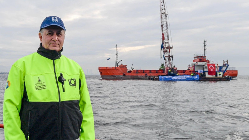 Başkan Cemil Tugay'dan körfez çamur temizliği için özel gemi talebi!