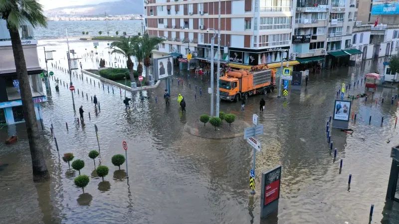 İzmir Valliğinden kuvvetli lodos ve hortum uyarısı!