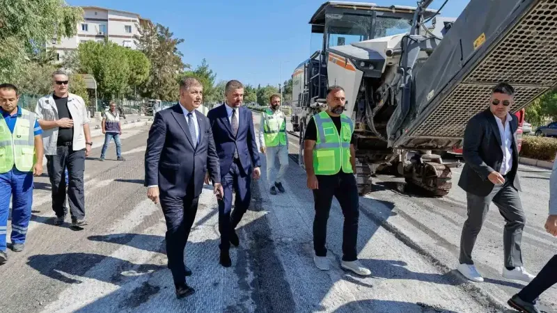 İzmir’de asfalt seferberliği: 30 ilçede 557 bin ton asfalt, 153 kilometrelik yol yenilendi