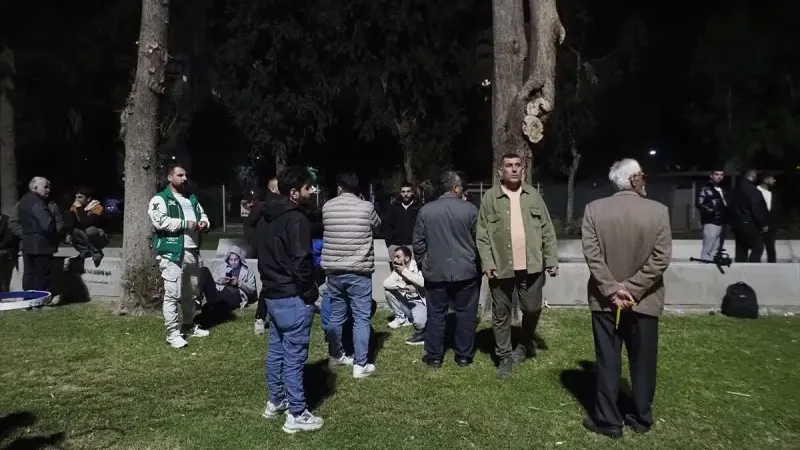 Bostanlı Pazarı’nda gergin bekleyiş: Pazarcılar ve polis karşı arşıya geldi