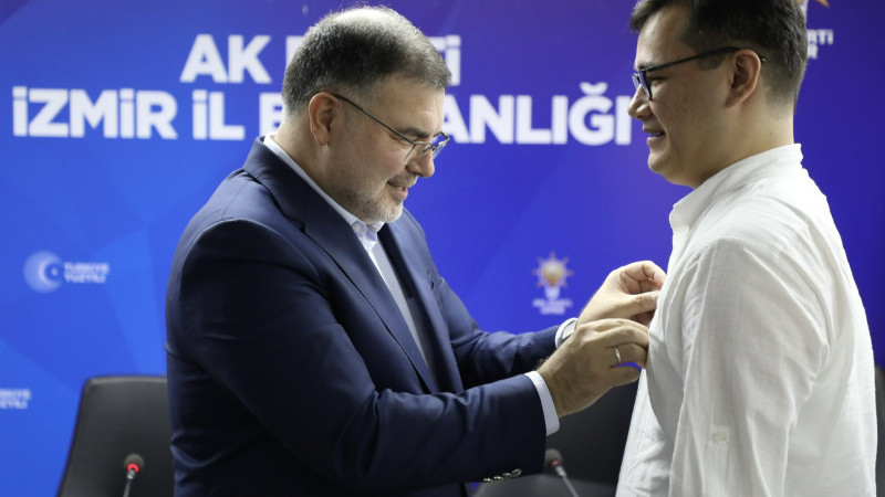 AK Parti İzmir İl Başkanlığı'nda Türkmen vatandaşlara rozet töreni düzenlendi