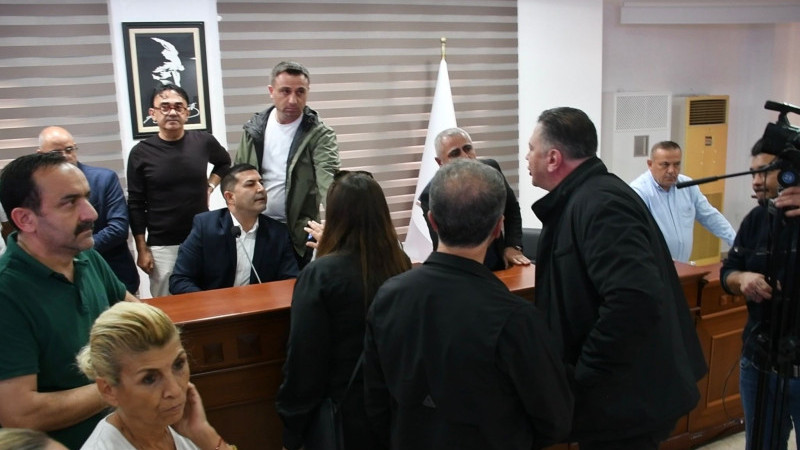 Kuşadası Belediye Meclisi’nde yumruklu kavga: İYİ Parti ve CHP’li üyeleri arasında gerginlik!