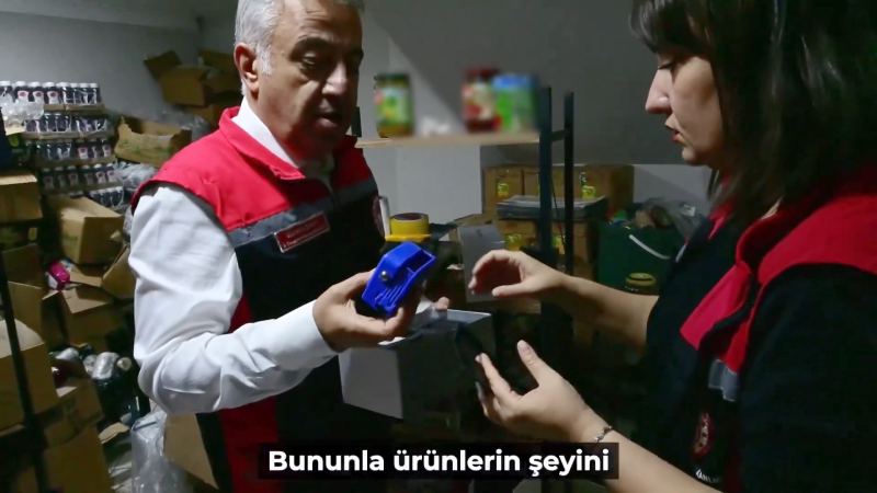 İzmir'de son tüketim tarihi geçmiş 30 ton gıda ürünü ele geçirildi