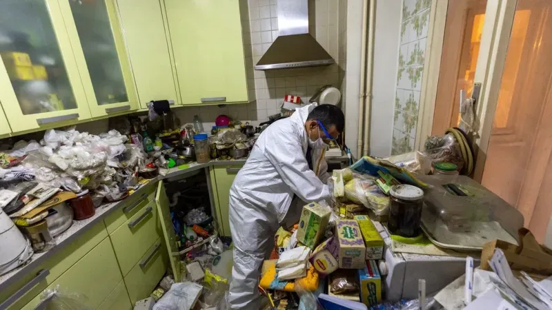 Alsancak’taki bir evden 10 ton çöp çıktı!