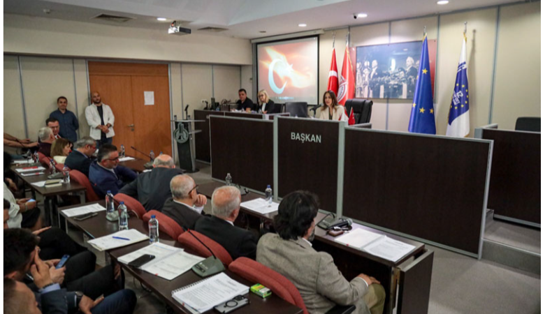 Karşıyaka Belediyesi Meclisi'nde çöp tesisi ve kültür merkezi tartışması