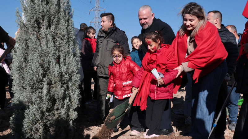 Menemen'de bebekler için hatıra ormanı kuruldu: 5 bin fidan toprak ile buluştu!