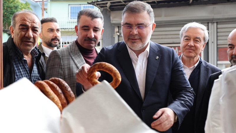 AK Parti İzmir İl Başkanı Bilal Saygılı, Tarihi Kemeraltı Çarşısı’nda esnafları ziyaret etti