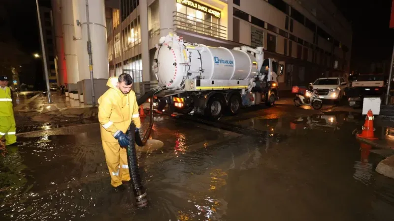 İzmir’de sağanak yağış sebebiyle trafik felç oldu, işyerleri su altında kaldı