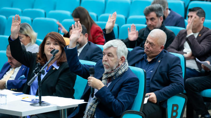 Konak Belediyesi'nde sürücüsüz araç kiralama tartışması: ‘Neden kasadan para verelim?’