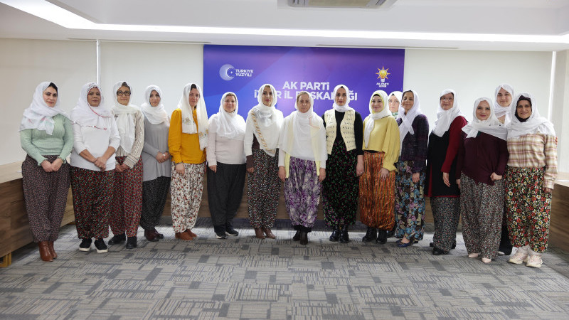 AK Parti Kadın Kolları, Zeynep Güneş’e yönelik eleştirilere şalvarla tepki gösterdi