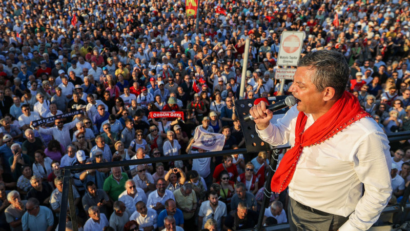 Özgür Özel'den İzmir’de gövde gösterisi! Alternatif il binası açılışına yoğun ilgi