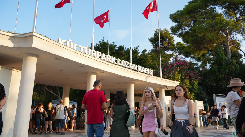 İzmir Büyükşehir Belediyesi 95. İEF konserleri için ihale ilanı yayımladı