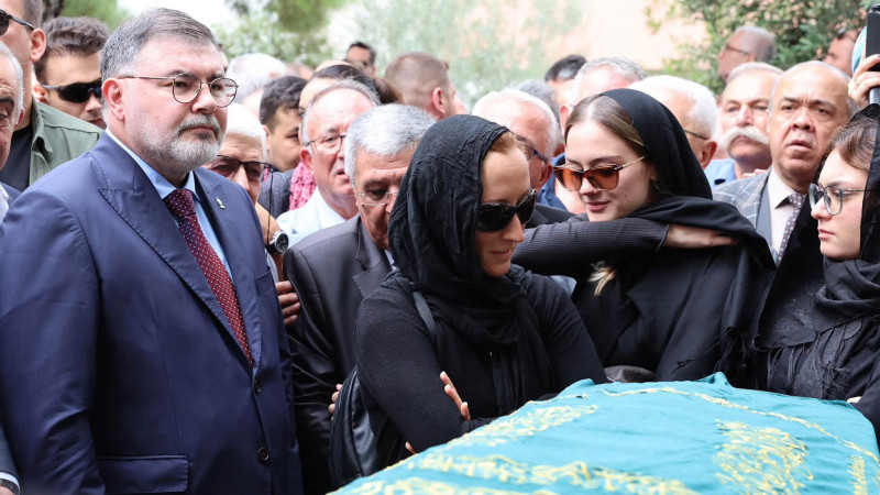 İzmir Büyükşehir Eski Başkanı Burhan Özfatura son yolculuğuna uğurlandı