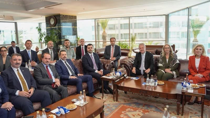 Başdaş ve AK Parti İzmir milletvekillerinden Mahmut Özgener’e hayırlı olsun ziyareti