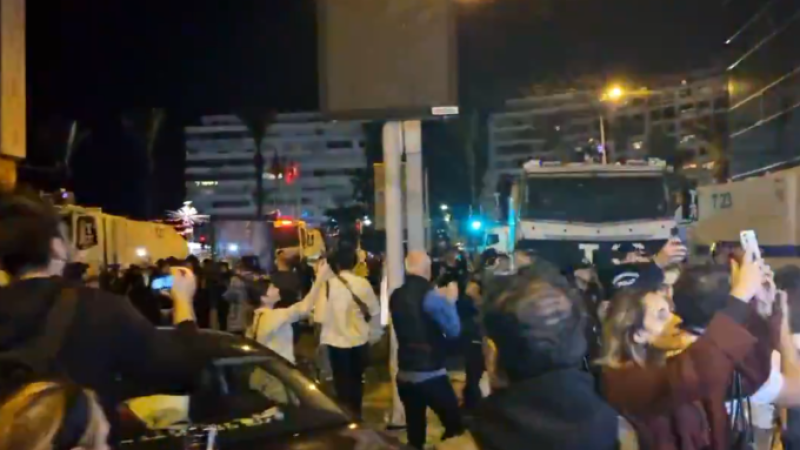 İzmir'de ortalık karıştı! Tugay'ın AK Parti'ye geçişi sokakta protesto edildi